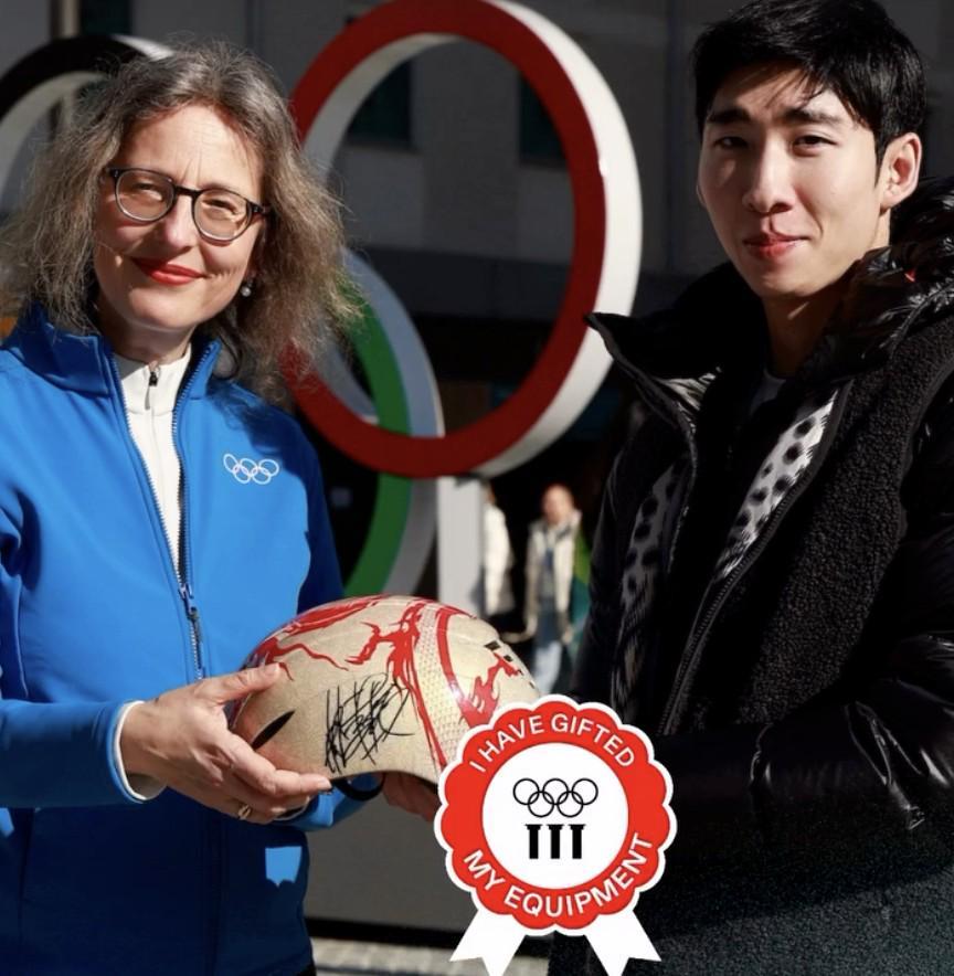 附有亲笔签名,林孝埈将米兰冬奥熊猫头盔捐赠奥林匹克博物馆