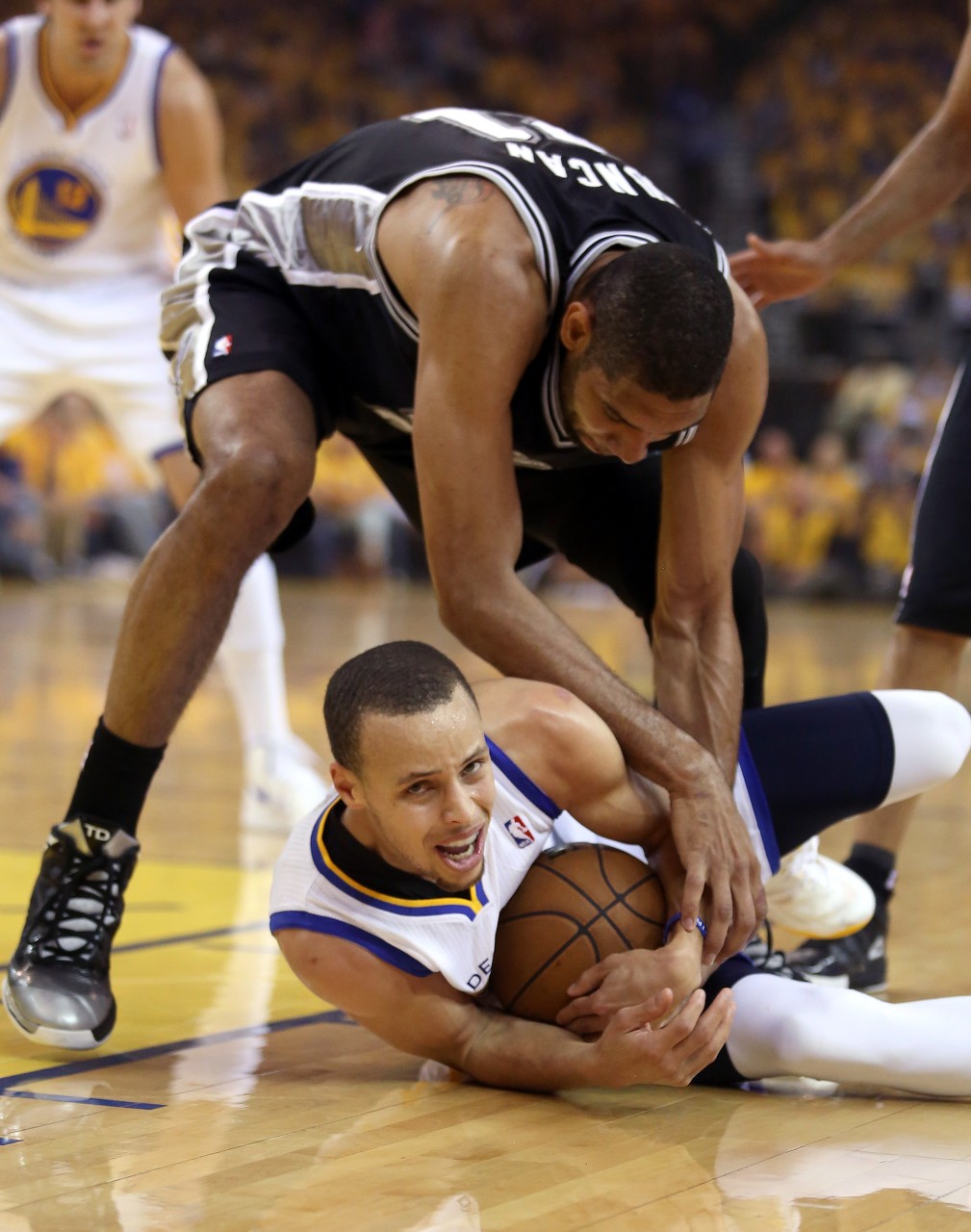 德州扑克规则-下场准备超邓肯！库里替补4记三分贡献17分5板2助1断